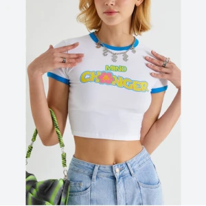 Babytee från Bershka - Jättefin croppad babytee från Bershka💕💕 Använt bara någon gång därför säljer jag. Väldigt bra kvalite! Str L men passar som S/L‼️