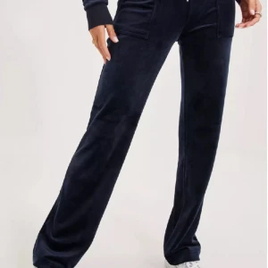 Juicy couture byxor - Säljer mina Juicy Couture byxor i färgen Night Sky eftersom att dem är alldeles för stora för mig och jag använder dem knappast längre. Priset är inte bestämt så kom med bud om du är intresserad. Skriv för mer bilder