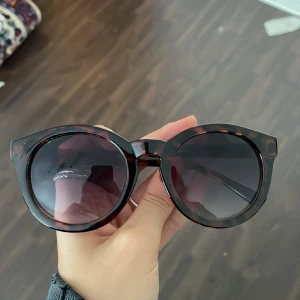 Solglasögon - Säljer ett par fina solglasögon. 