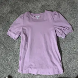 Säljer nu denna fina lila t-shirten då den inte kommer till användning. Använd få gånger och i bra skick! 