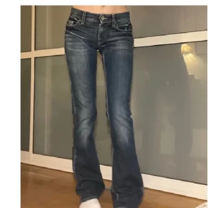 Lågmidjade bootcutjeans  - Jätte jätte fina bootcut och lågmidjade jeans från Fornania! Gullig färg och fina detaljer vid fickorna! Knappen är lös men ingenting jätte stort då den hålls in om man inte rycker hårt!💗 Innerben: 82 cm, Midjemått: 35-37 ish cm💋