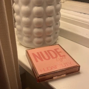 Ögonskuggspalett - Nästan nytt skick då den nästan aldrig kommit till användning. Köpt från sephora för 409kr