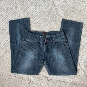Säljer dessa jättefina lågmidjade jeans ifrån Big Star, då de tyvärr är för små (kan ej skicka bild på) 💖💖💖  Midjemått: 39 cm rakt över  Innerbenslängd: 72,5 cm
