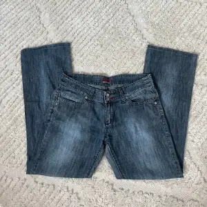 Säljer dessa jättefina lågmidjade jeans ifrån Big Star, då de tyvärr är för små (kan ej skicka bild på) 💖💖💖  Midjemått: 39 cm rakt över  Innerbenslängd: 72,5 cm