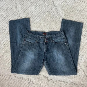 Lågmidjade jeans  - Säljer dessa jättefina lågmidjade jeans ifrån Big Star, då de tyvärr är för små (kan ej skicka bild på) 💖💖💖  Midjemått: 39 cm rakt över  Innerbenslängd: 72,5 cm