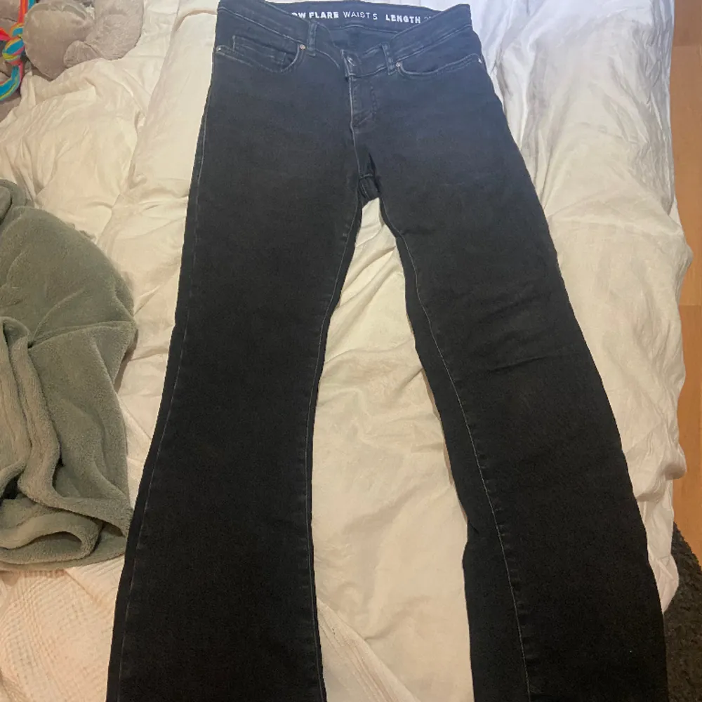 Säljer dessa super snygga jeansen ifrån bikbok väldigt lika ltb! Storlek W s/L 33 och passar mig perfekt som har xs/s och är 163 cm (för långa men går att sy upp) 💕. Jeans & Byxor.