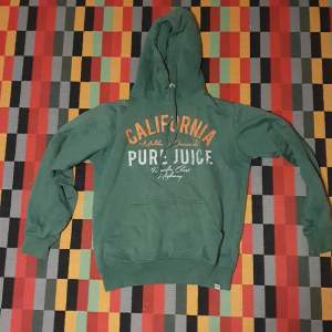 Grön hoodie från märket Pure Juice. Köpt från en secondhand-butik. Storlek S. Finns ett litet märke på magen, annars utan defekter. Bara skriv om frågor angående mått och passform! 
