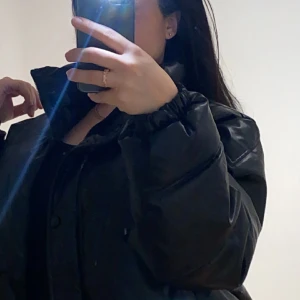 Kort vinterjacka (zara) - Storlek M, jag har storlek XS/S men den är lite oversize I modellen, sitter perfekt.  Material /Fake läder. Färgen är svart. 