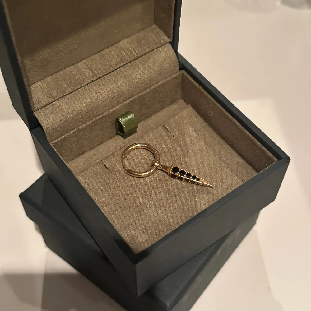 Poison arrow pavé earring - använd fåtal gånger, nypris 3195 kr. Accessoarer.