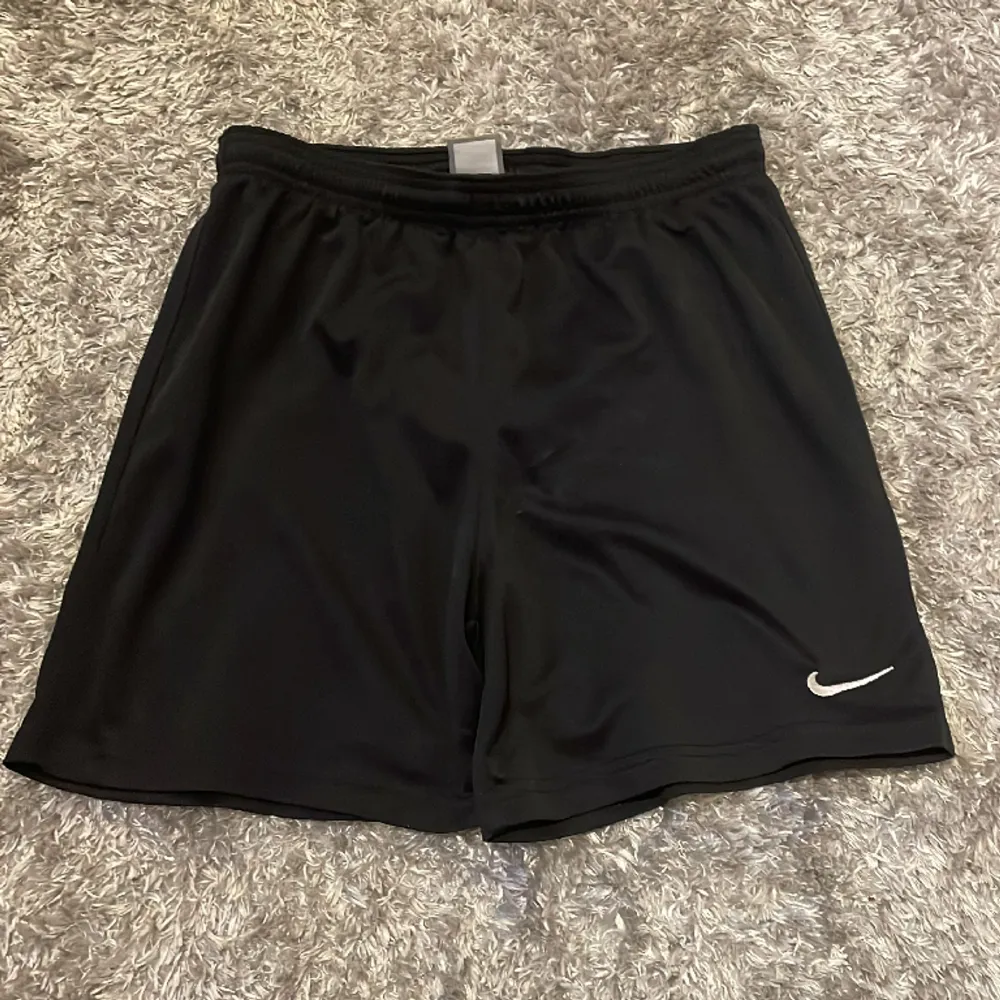 Svarta nike shorts, storlek XL (barnstorlek 158-170cm), annars XS/S. . Shorts.