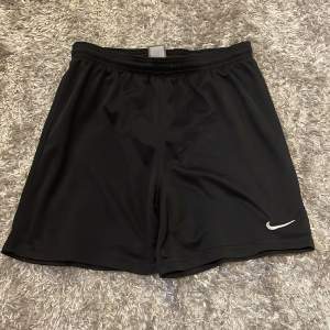 Svarta nike shorts, storlek XL (barnstorlek 158-170cm), annars XS/S. 
