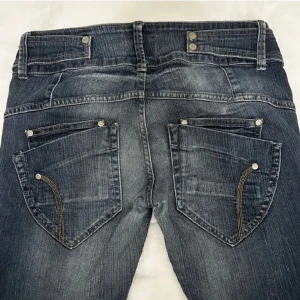 Lågmidjade jeans  - Säljer dessa jeans som är köpta på Plick men som tyvärr inte passade mig så bra. (Bilderna är lånade från dem jag köpte dem från) Dem är i bra skick.