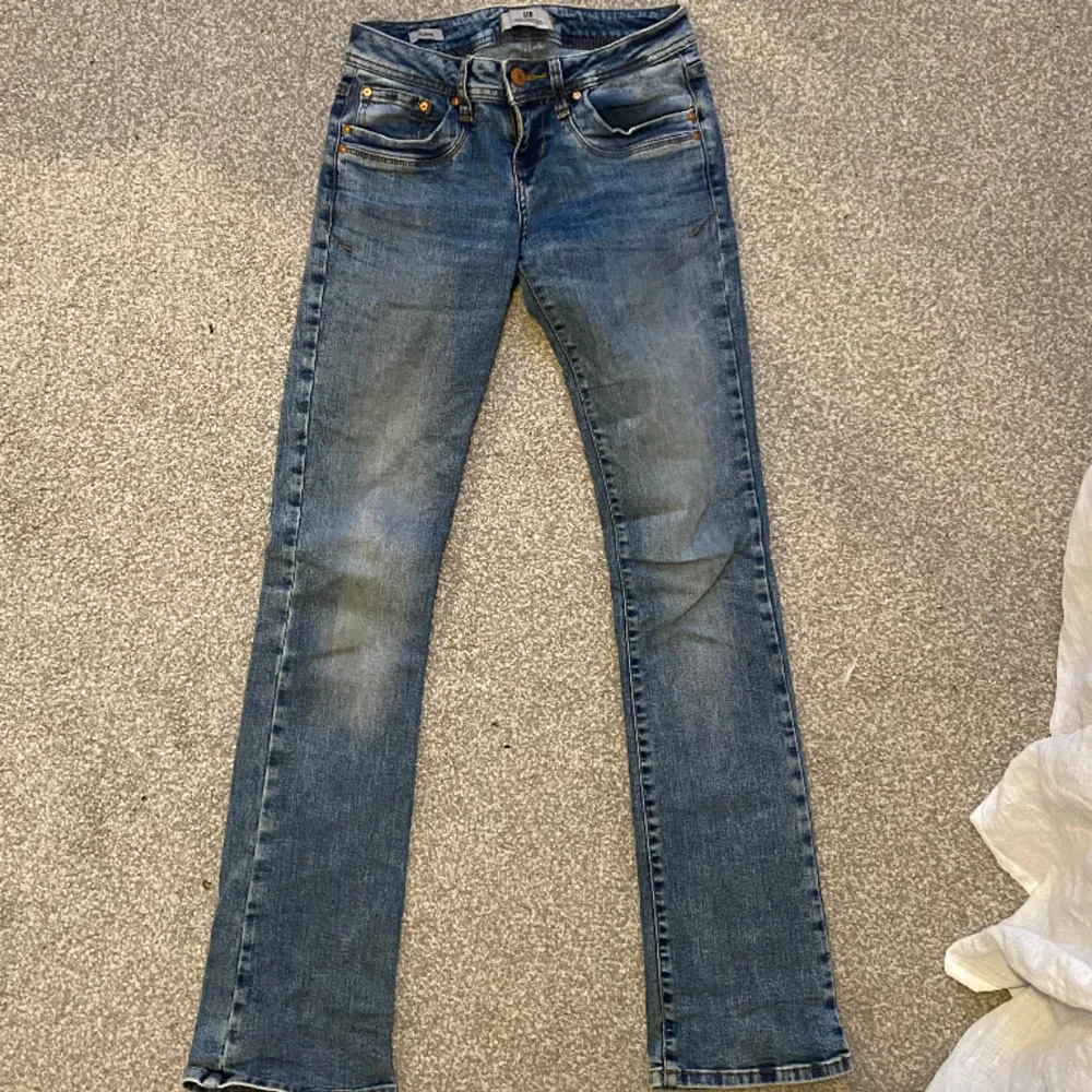 Populära lågmidjade jeans från Ltb i modellen Valerie som tyvärr blivit för små💗Nypris 799kr men säljer för 450kr!!. Jeans & Byxor.