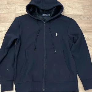 Ralph lauren zip up - Otrolig fin mörkblå Ralph Laurent kofta . Storlek M passar även S fast är mer baggy. Använd fåtal ggr. Inga skador el fel perfekt som helt ny. Skriv gärna kan gå ner vid snabb affär öppen för alla bud. Fler bilder kan skickas skriv i så fall.