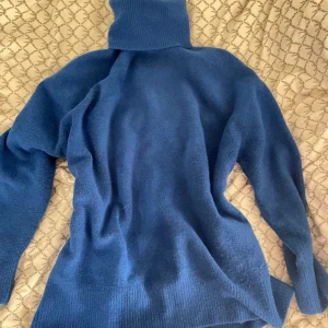 Stickad tröja  - Stickad polotröja från zara! Fin blå färg 