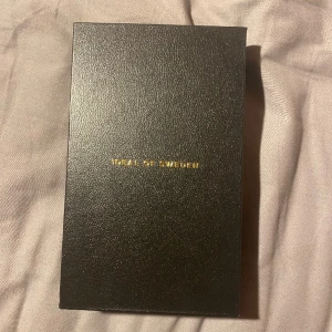 Ideal of Sweden  - Säljer detta skalet med nytor på plus man kan ha kort i den!!! Nyskick och passar till iPhone 11 pro max 🩷