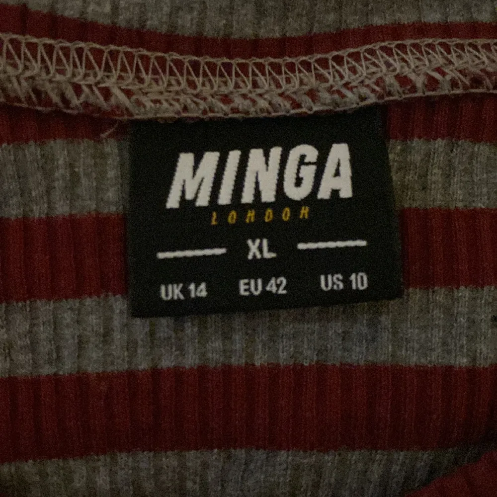 En fin tröja från H&M/London Minga nästan aldrig använd det är som en mag tröja typ det står XL men passar i M den är vin röd och grå ,skriv privat om ni undrar något . Tröjor & Koftor.