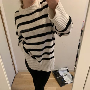 randig tjock tröja - en superfin tröja från gina! är lite stor på mig och lång i ärmarna. köpt secondhand OBS!! det är inte en fläck på tröjan utan på spegeln! 