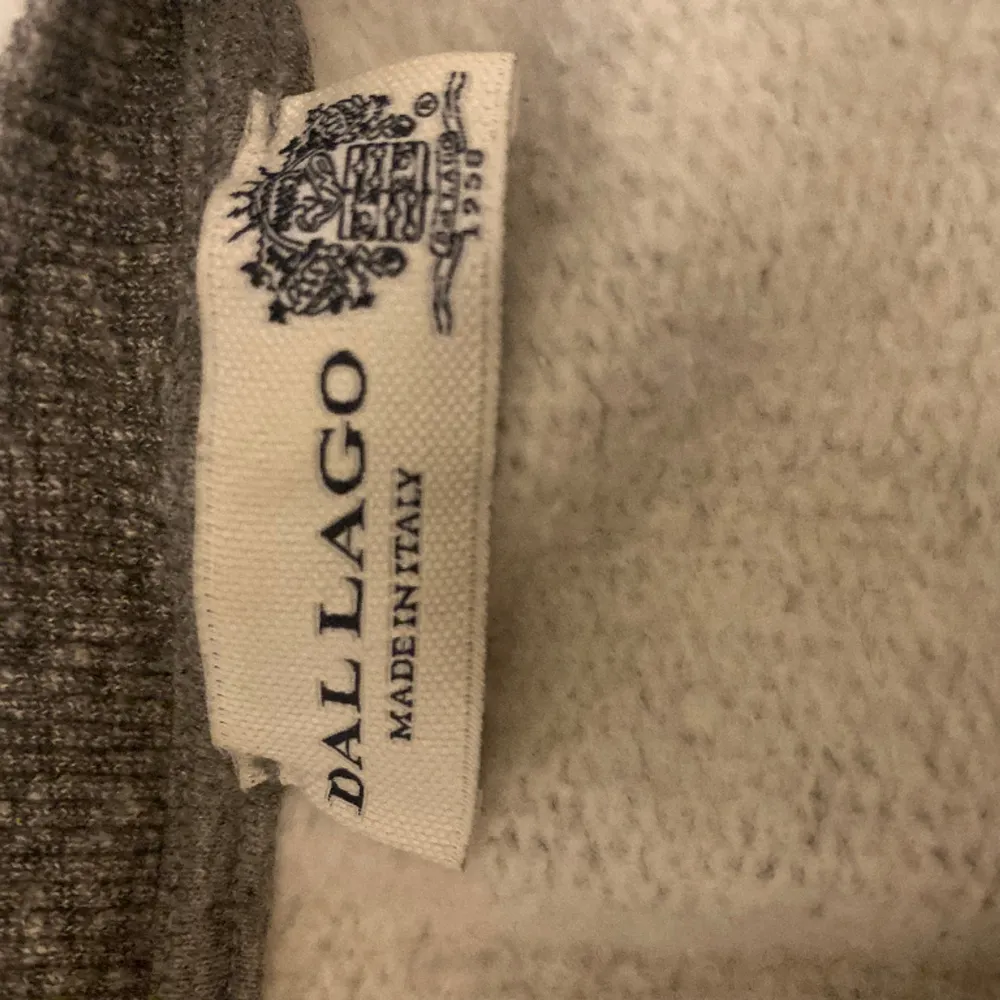 Mjuk sweatshirt från dallago, finns i storleken 176 motsvara typ Small. . Hoodies.