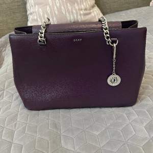 DKnY bad in a very good condition, almost not used. 