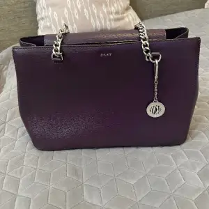 DKnY bad in a very good condition, almost not used. 