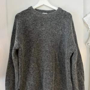 En stickad tröja med alpacka Wool från H&M! Super fin och näst intil oanvänd!🫶🏼