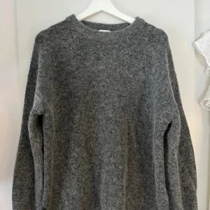 Stickad tröja  - En stickad tröja med alpacka Wool från H&M! Super fin och näst intil oanvänd!🫶🏼