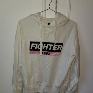 Vit hoodie - Vit hoodie från Gina Tricot. Storlek XS.