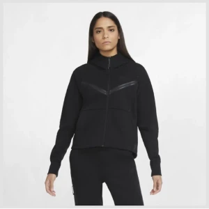 Nike tech fleece  - Säljer pågrund av fel storlek, den är i bra skick och är i tjej modell. 