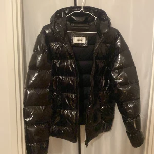 Grifoni Jacka - Säljer min jacka från Grifoni. Storlek Small men passar även medium. Nypris 6000 kr. Köpt på United Fashion store i Göteborg. Jackan är i använt skick. Priset är förhandlingsbart. Skriv privat för mer info.