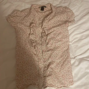 Mango topp  - Säljer min fina topp från mango då jag inte använder den, säljer den för 100kr+ frakt (pris kan diskuteras) och sänkas vid snabb affär med. Storlek S, ljus rosa,beige