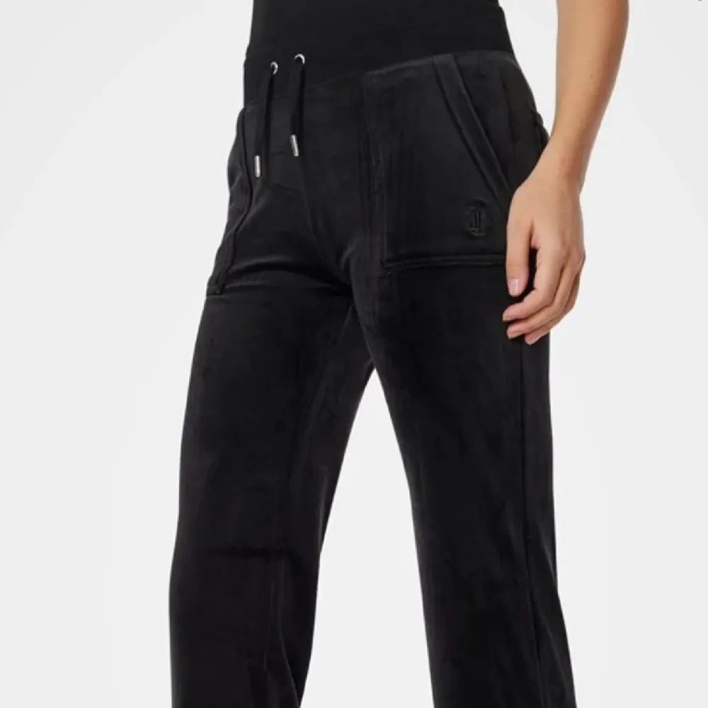 Säljer mina fina svarta juicy couture byxor som inte används längre som är i nyskick.  +frakt kostnad/ kan mötas upp i Örebro. Tveka inte på att höra av dig vid frågor:) De första två bilderna är tagna ifrån internet. Pris går att diskutera . Jeans & Byxor.