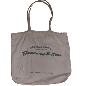 Broadways n sons tote bag - En tyg påse från broadways n sons. Är i använt skick och är lite missfärgad på vissa ställen. Annars har den inga håll eller liknande vad jag vet om. Pris kan diskuteras vid snabb affär. Kolla gärna det bundle den hör ihop med 🫶💯