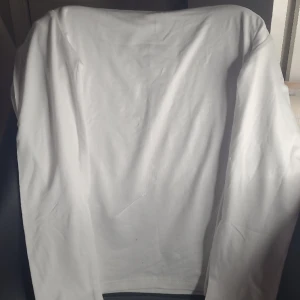 Troja - Denna tröja är oandvänd men kommer aldrig till användning och därför säljs den. Vid armarna har träjan en slits. (Köparen står för Frakten)