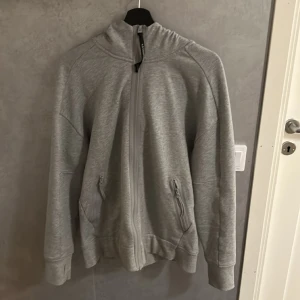 Cp Company zip hoddie - Tja!  Säljer nu min Zip hoddie då den inte passar längre!  Använd fåtal gånger så den är helt felfri Cond 9/10 Strl L 