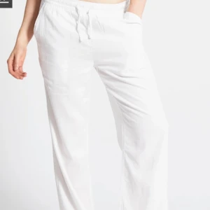 Vita linnebyxor  - Snygga vita linnebyxor från lager som är använt fåtal gånger💓