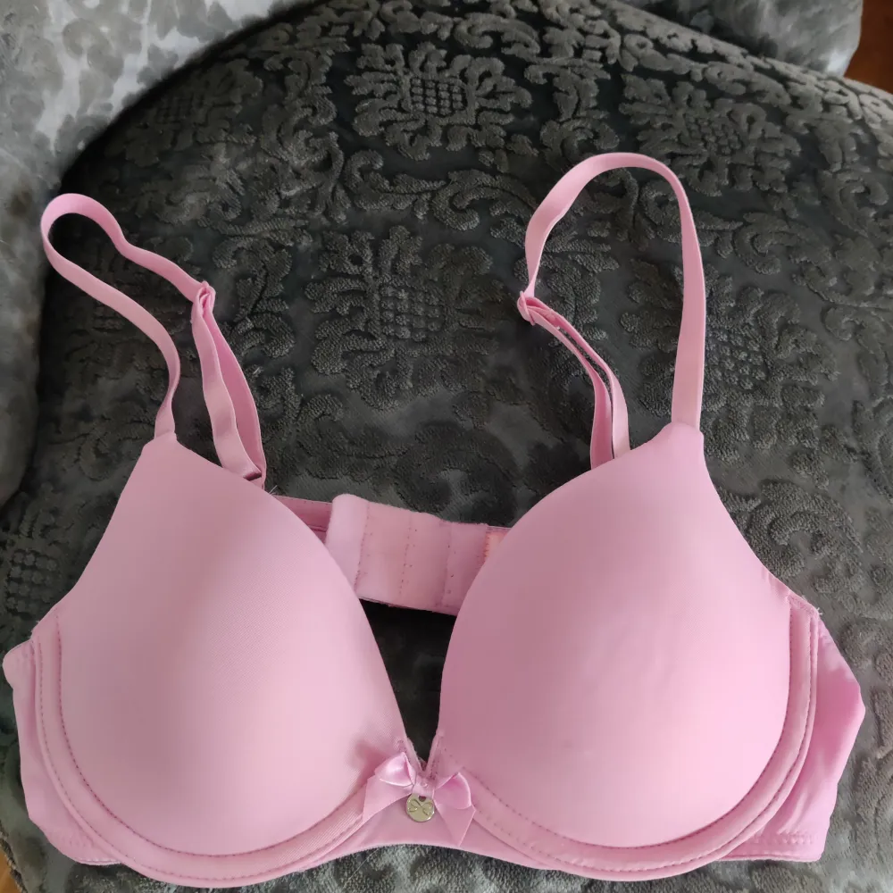 Bh från Hunkemöller i storlek 70B. Använd en gång! Inköpt för någon månad sedan. Mycket bra färg under vita och ljusa kläder! Tips ☺️. Övrigt.