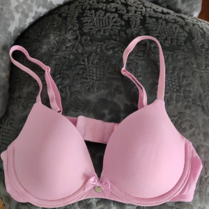 Hunkemöller bh 70B - Bh från Hunkemöller i storlek 70B. Använd en gång! Inköpt för någon månad sedan. Mycket bra färg under vita och ljusa kläder! Tips ☺️