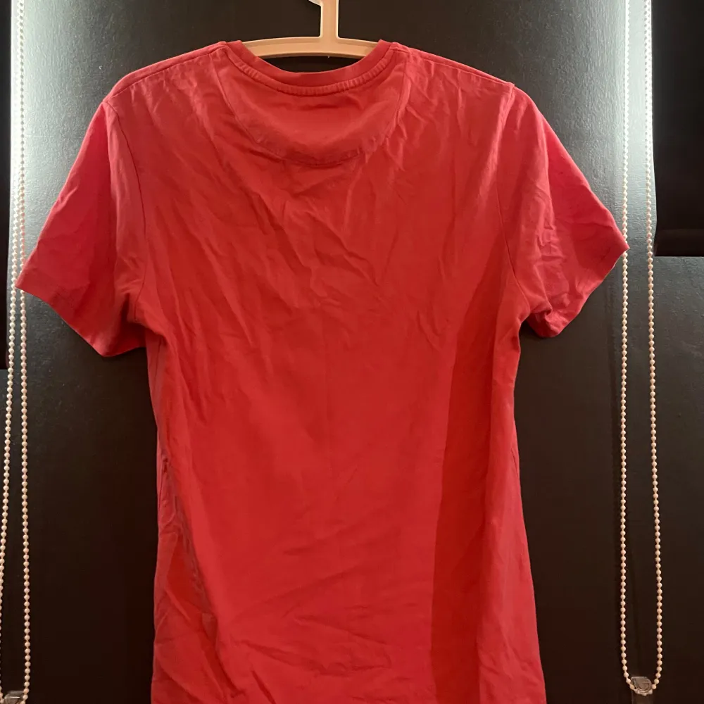 Säljer nu min lyle&scott t shirt som inte kommer till användning längre. Den är i väldigt bra skick utan några defekter, skriv om ni har frågor.. T-paidat.