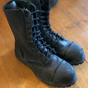 Skor - Underground skinnkängor. Fint skick storlek 43