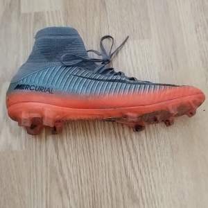 Cr7 boots nike riktiga lite smutsiga men enkelt att tvätta (bara jord) jag kör meet up om ni bor i Stockholm  Kontakta mig om ni vill köpa 