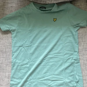 T-shirt - En blå/grön t-shirt från lyle&scott i stl 12-13 år men skulle säga att den funkar för stl xs. I bra skick, köparen står för frakten❣️