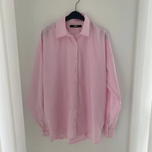 Rosa skjorta  - Jättefin rosa skjorta från BikBok! Nyskick 🥰 