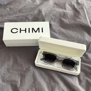 Chimi 04 - Säljer då mina gråa chimi solglasögon till ett bra pris då dom inte kommer till användning längre. Användes senast förra sommaren då dom nu bara ligger som prydnad. Pris kan diskuteras vid snabbt köp!💗skriv om du har frågor fråga