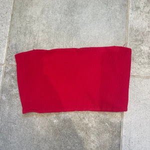 Röd tubtopp - Storlek S, supersöt topp som bara inte har kommit till användning!