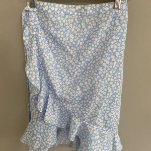 Volangkjol  - En fin volangkjol som är nästan helt oandvänd. I storlek XS från vero moda. 