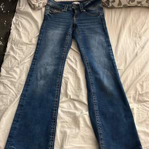 populära bootcut jeans från Gina i mörkblåa färgen. Säljer då det är alldeles för små för mig, bara använd 1 gång så de är så gott som nya! Nypris 350😊