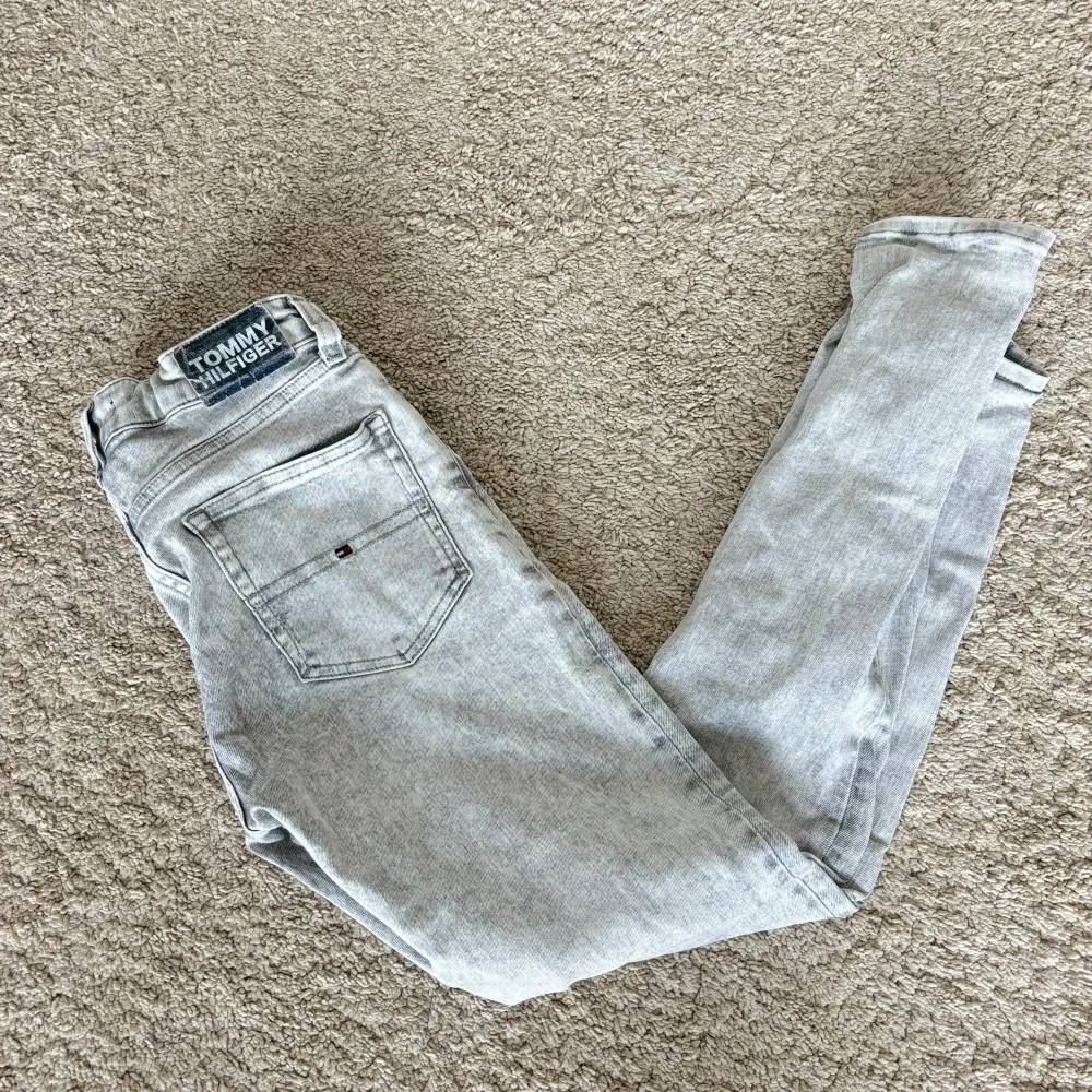 Tommy hilfiger jeans som är i skick 7/10. I storleken 164.. Jeans & Byxor.