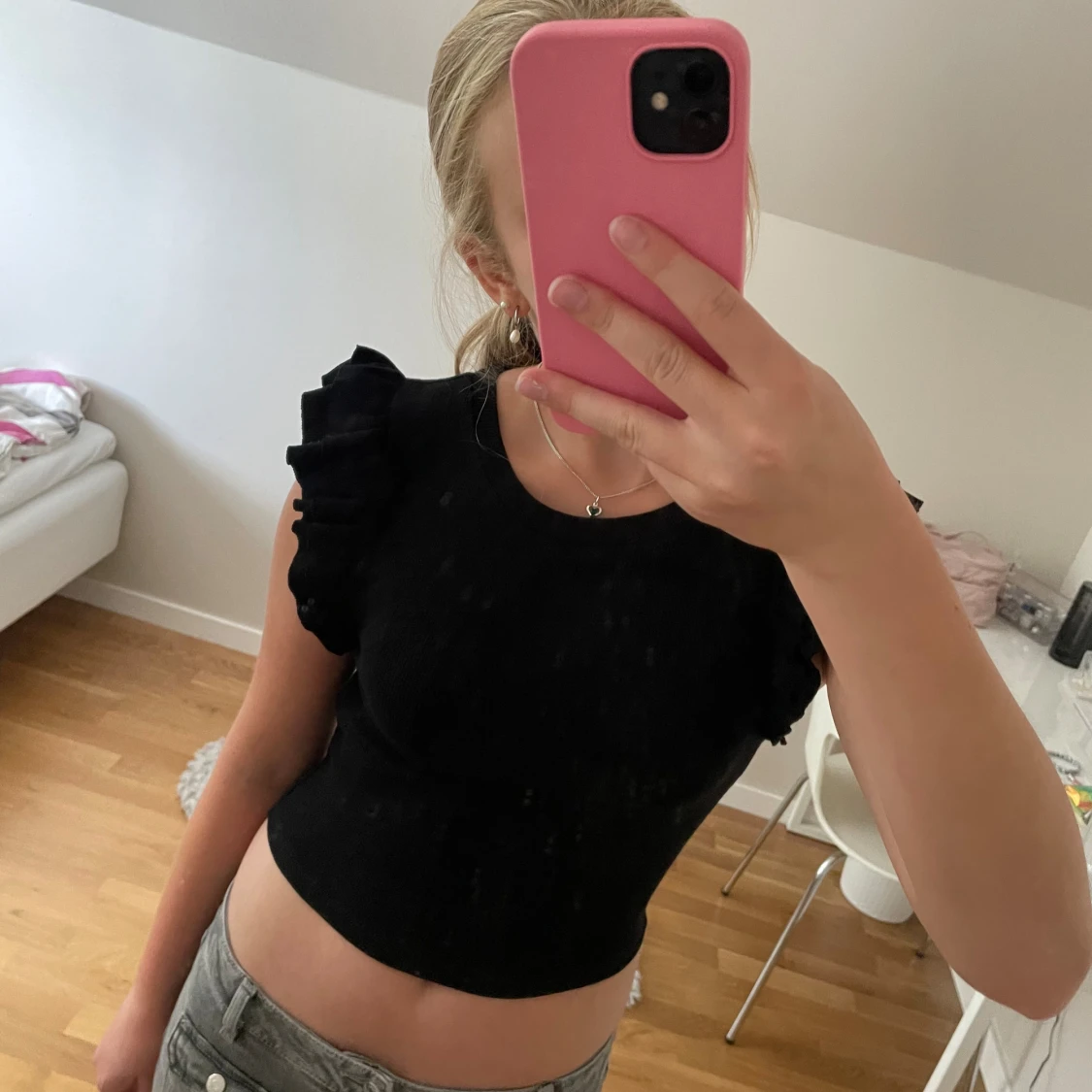 Svart tröja med volangärmar