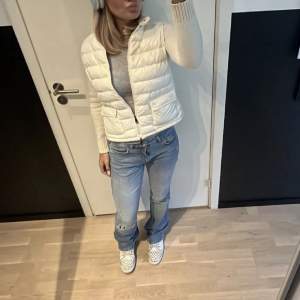 Populära jeans från gina tricot, använder inte längre! Samma som bild 1, fint skick bortsett från det slitna längst ner